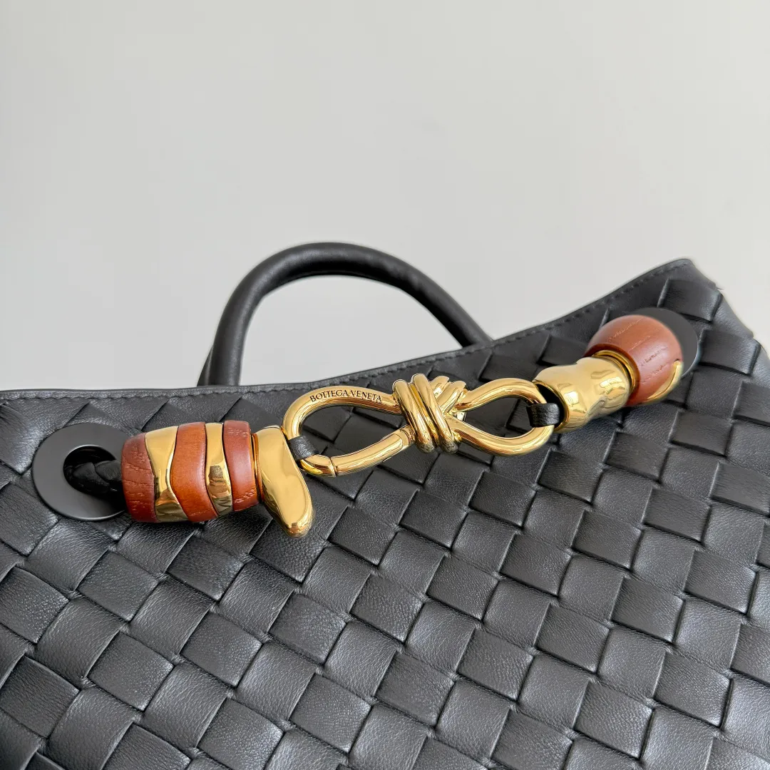 The new Andiamo batch of 3060 BV is shipped‼ ️The classic intercciato weaving process is used to create a soft bag, the metal knot is made of micro-cast aluminum using jewelry technology🪢, and the decorative beads are made of metal and hand-polished oak, allowing you to jump repeatedly between elegance and fun💃, making it unpredictable. Classic and versatile, it shows off your temperament, and the bag has a large capacity, making it very convenient for daily commuting! It has a variety of carrying methods, the shoulder straps can be adjusted by yourself, the original lambskin feels soft and delicate, and the unisex style breaks gender boundaries and brings a more practical and long-lasting use experience. The Andiamo, which has both elegant and casual styles, perfectly interprets the "fashionable old money style". Style number: 743568+wood hardware Color: black gold buckle Size: 25*22*10.5cm